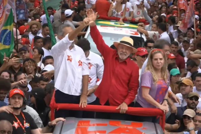 Lula e Elmano caminhando em Fortaleza durante ato de campanha