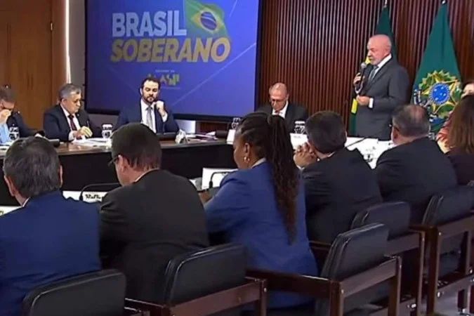 Presidente Lula discursando em reunião ministerial