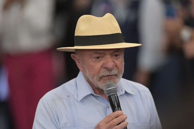 Presidente Lula em Três Lagoas durante cerimônia de retomada da UFN-III