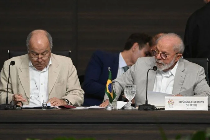 Lula e chanceler Mauro Vieira no Salão Nobre do Planalto