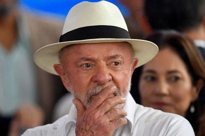 Símbolos verde e data 5 de julho para dor crônica