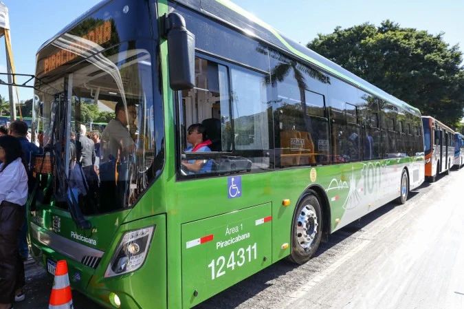 Lula sancionando o Marco Legal do Transporte Público