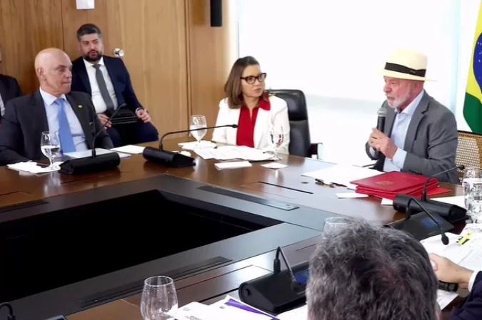 Lula e primeira-dama Janja em assinatura de decreto no Planalto