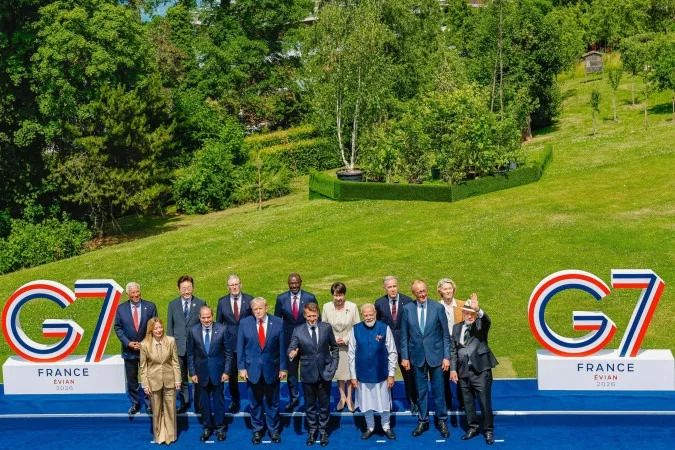 Lula e Trump lado a lado durante foto oficial do G7 em Évian-les-Bains
