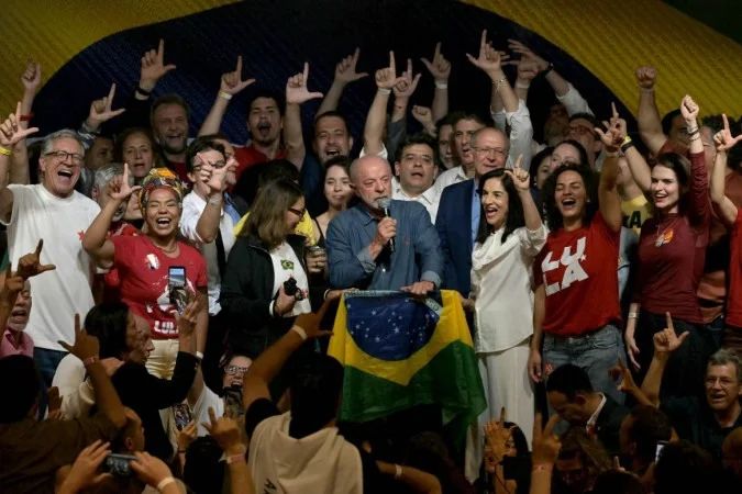 Lula discursando em hotel em São Paulo após a vitória