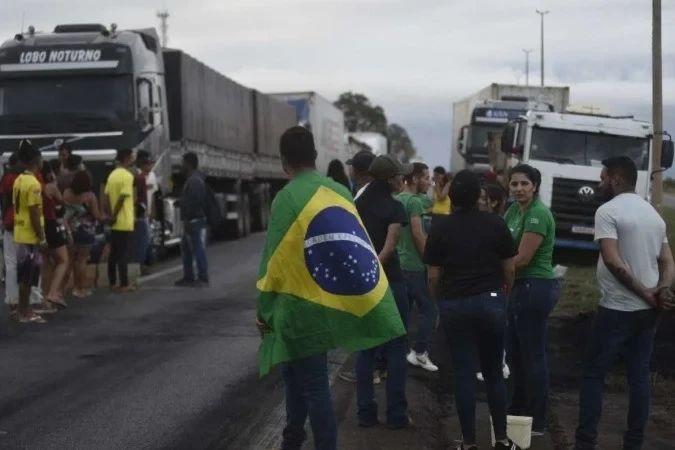 protesto de caminhoneiros em rodovia