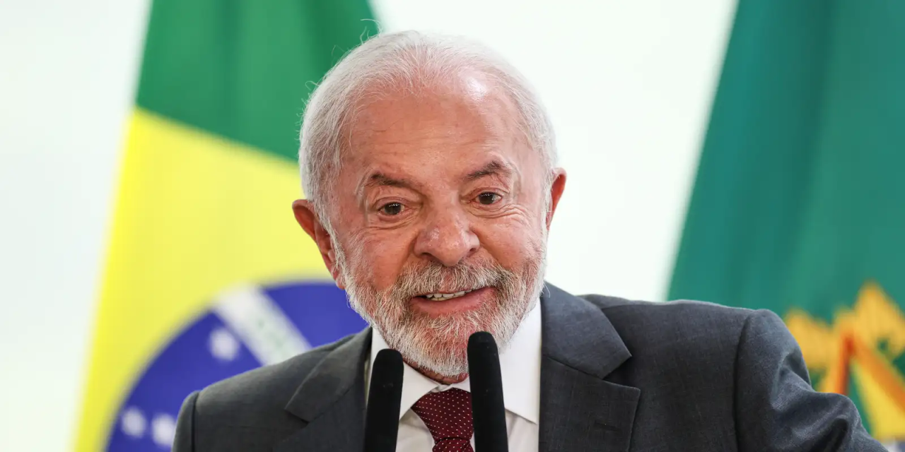 Presidente Lula desembarcando em aeroporto