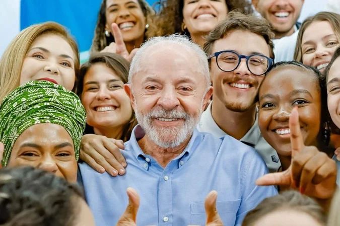 Lula gravando vídeo selfie para Instagram