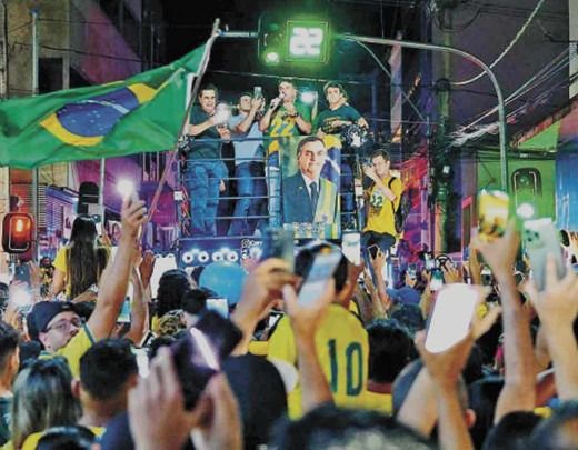 Aglomeracao de apoiadores em Capelinha durante campanha