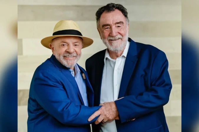 Lula durante vistoria a obra em Minas Gerais
