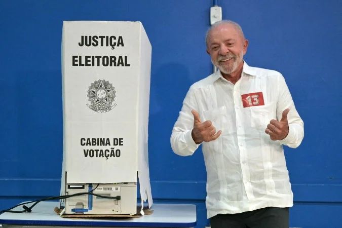 Lula votando em escola estadual em São Bernardo