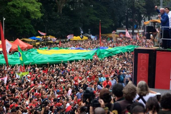 Lula discursa na Avenida Paulista