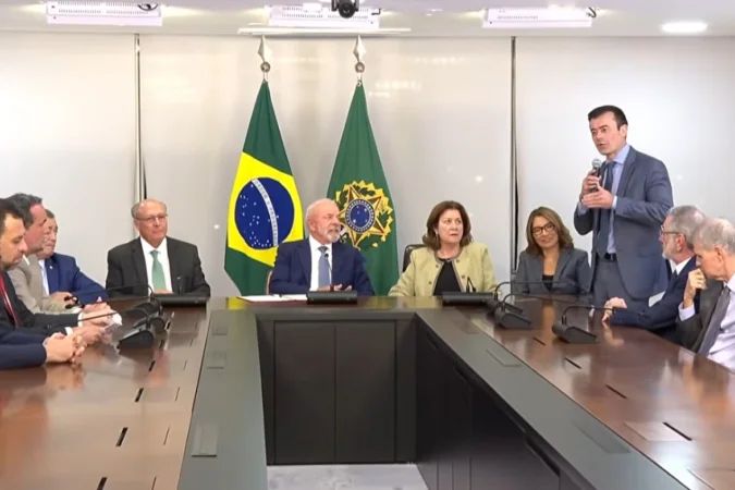 Lula assina medida provisória no Planalto
