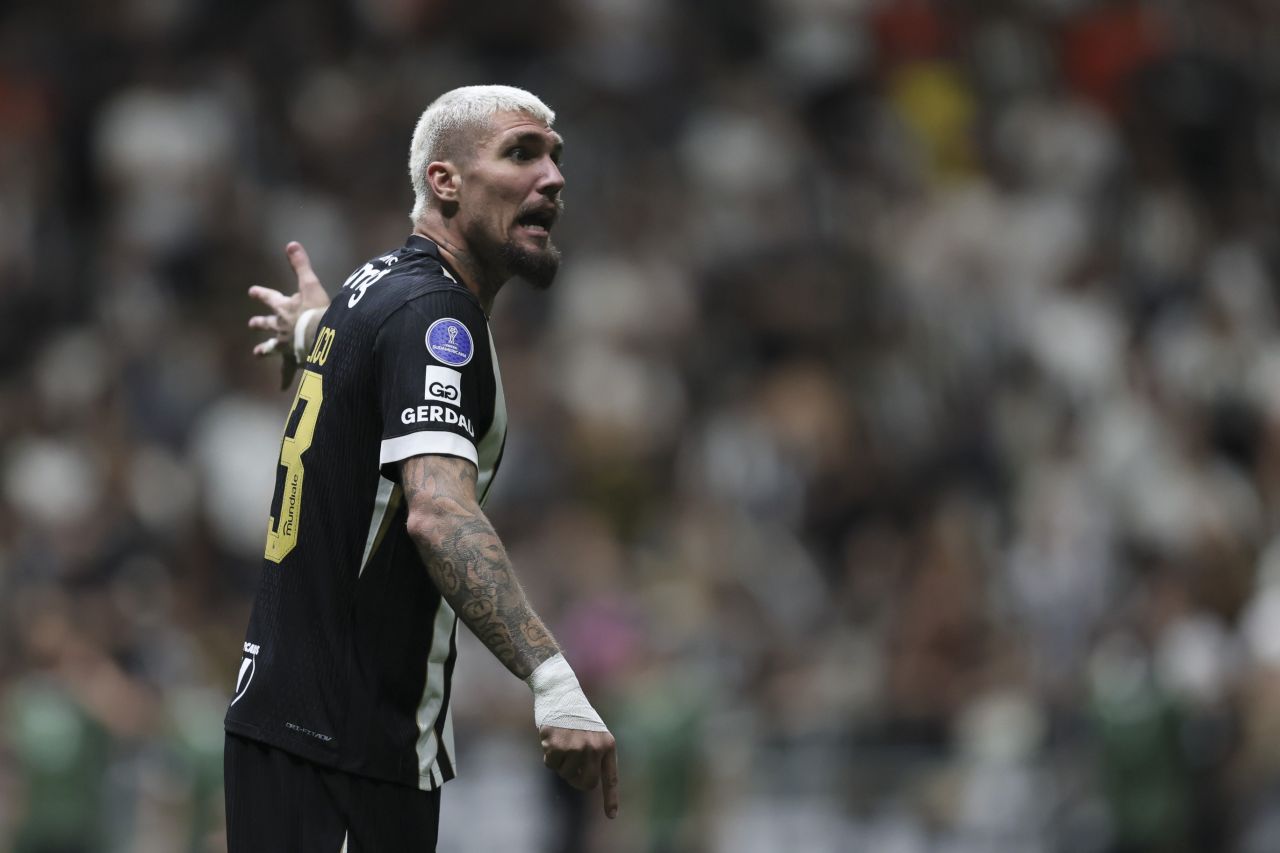Lyanco com a camisa do Atlético-MG