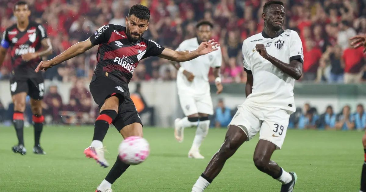 Lyanco comemorando gol de empate na Arena da Baixada