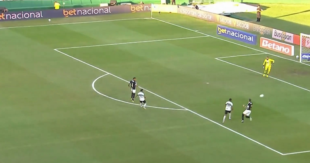 Lyanco em lance durante Coritiba x Atlético-MG