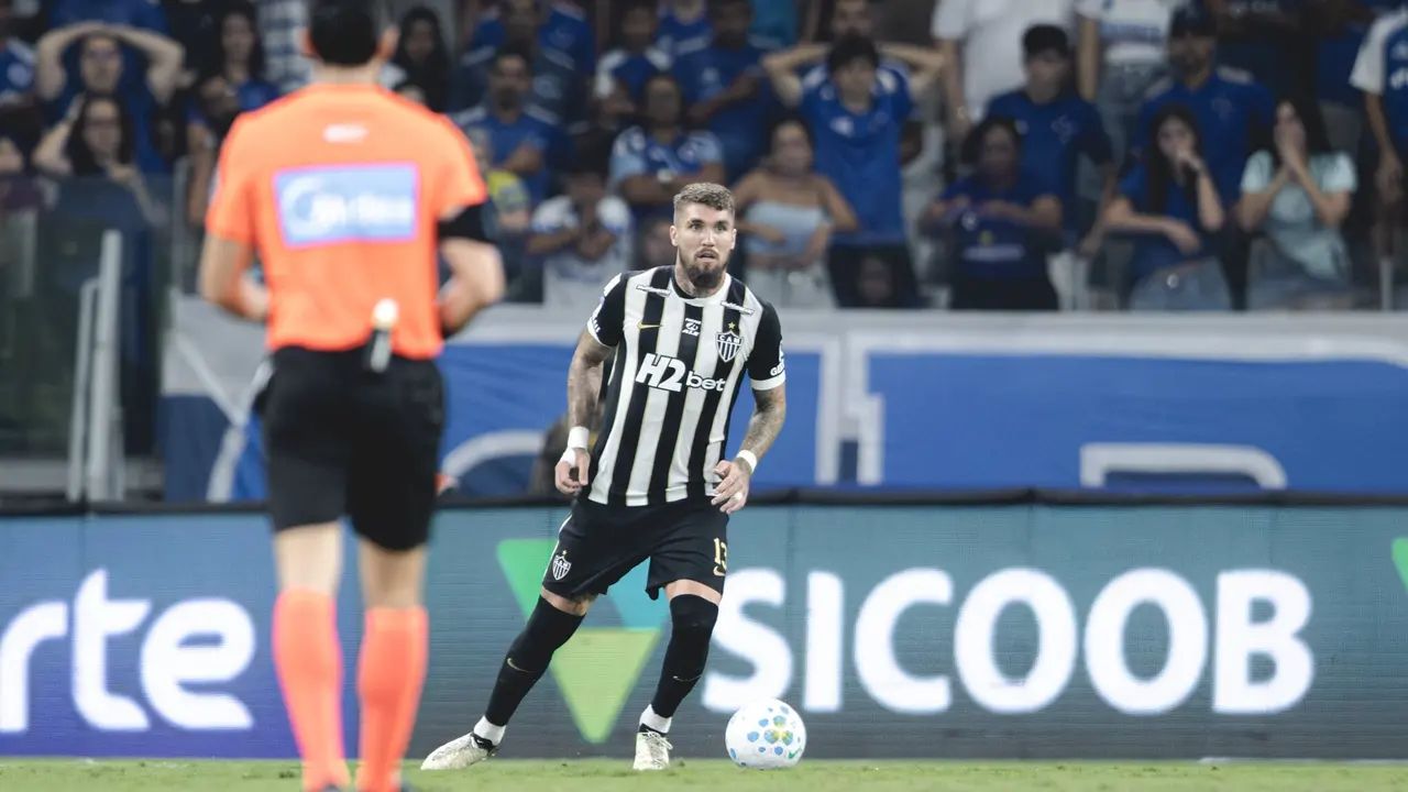Lyanco em ação pelo Atlético-MG