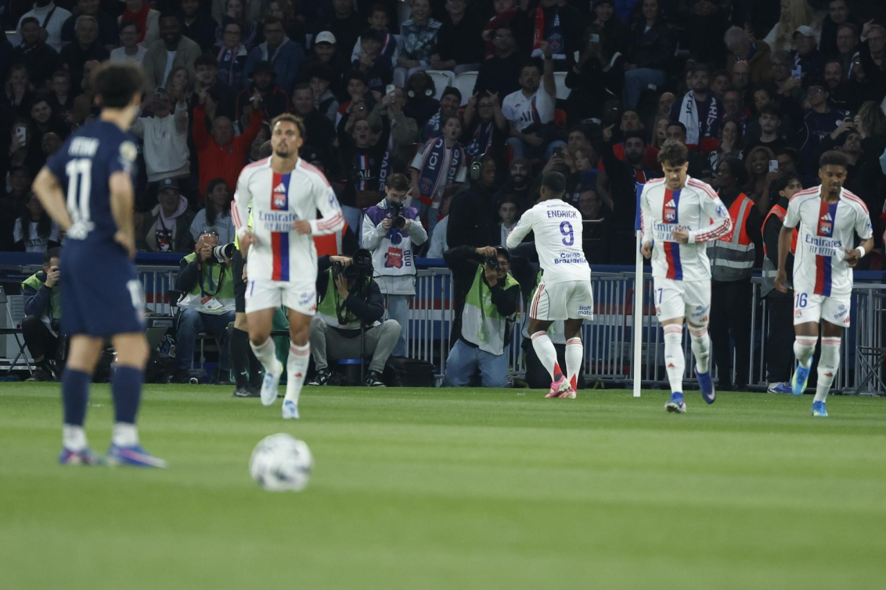 Lyanco em lance contra o Coritiba