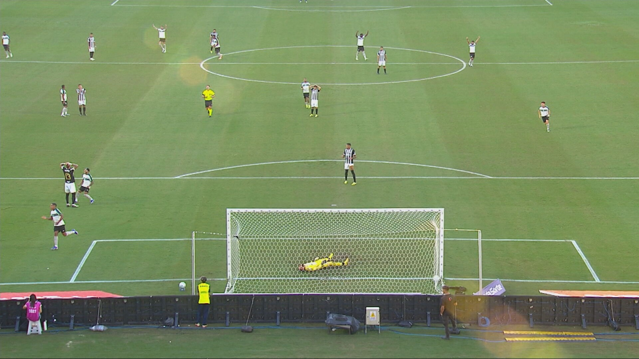 Ronier provoca Lyanco após o segundo gol do Coritiba