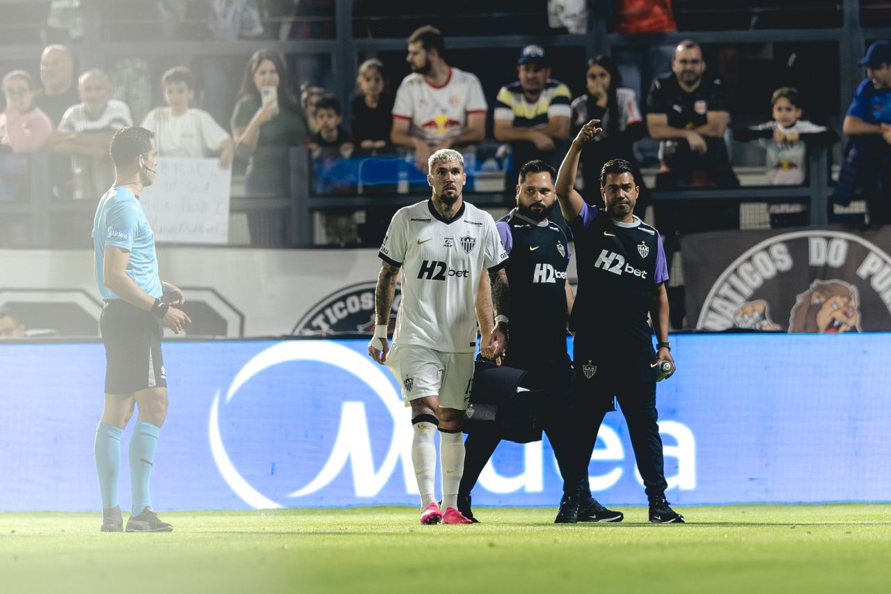 Lyanco sentindo o pé após dividida em jogo pelo Atlético