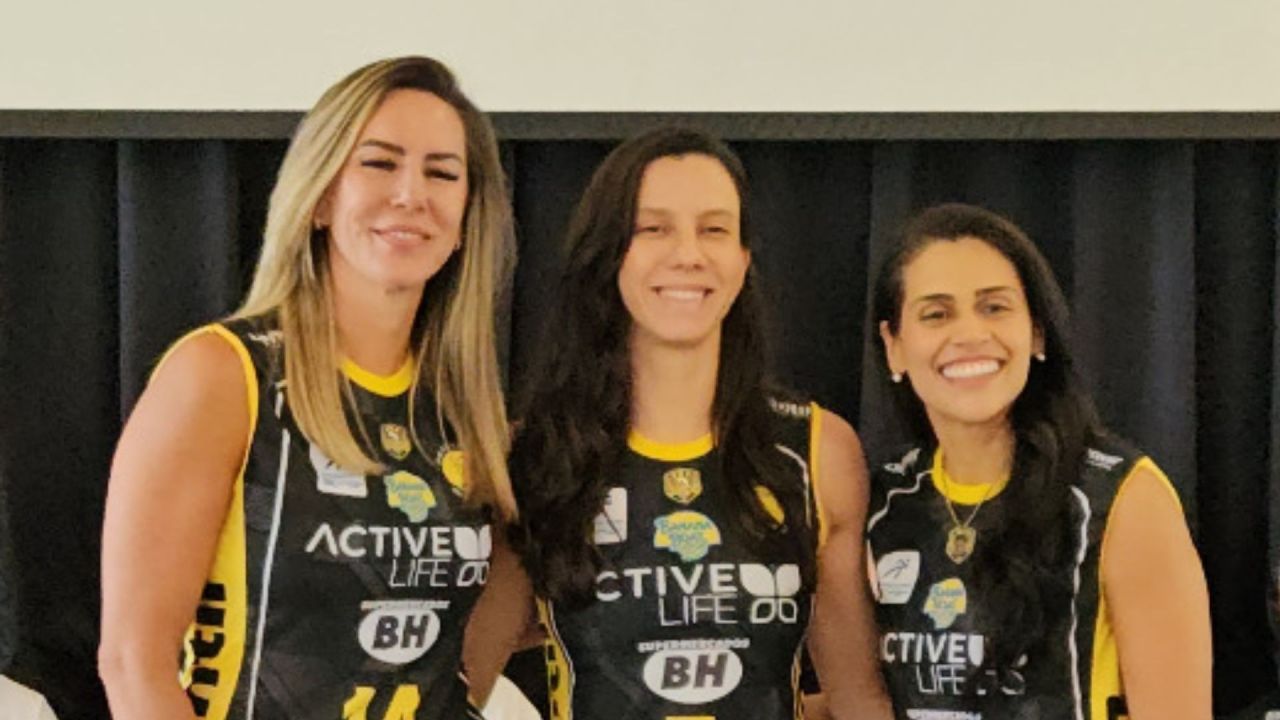 Macris ao lado de companheiras durante apresentação do elenco do Praia Clube