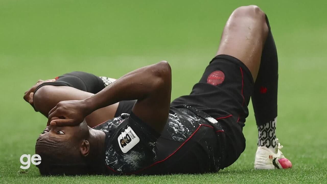 Asim Madibo deixa o campo abatido após expulsão