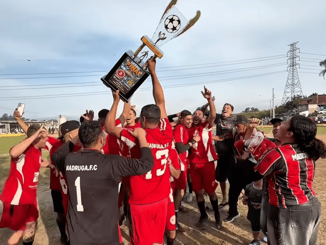 Jogadores do Madruga comemorando o título da Copa Brita no Campo do Paulão