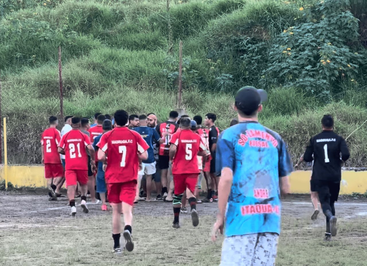 Jogadores do Madruga comemorando a vitória na semifinal da Copa Brito