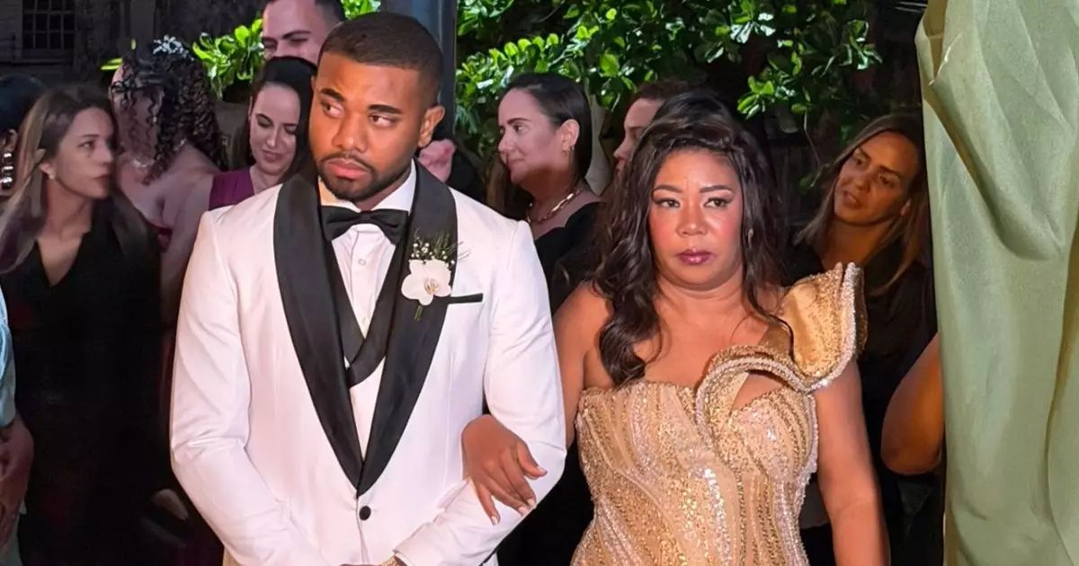 Elisângela Brito fazendo live no TikTok durante casamento