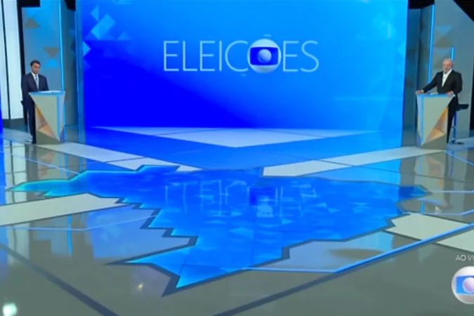 Cristiane Gomes sentada entre convidados no estúdio da Globo