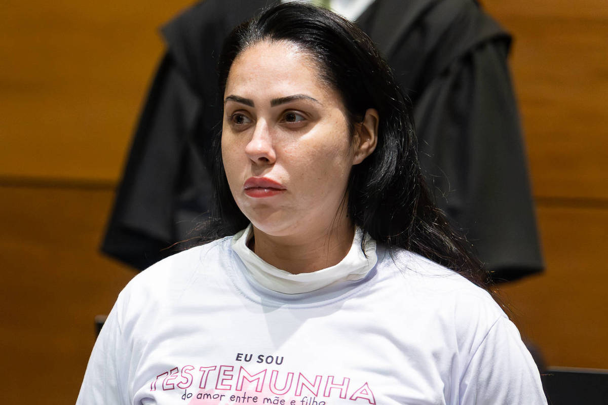 Monique Medeiros deixando delegacia em Bangu