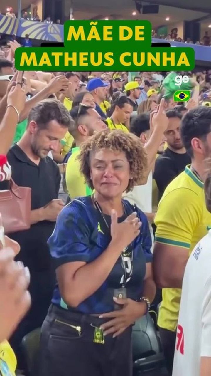Mãe de Matheus Cunha emocionada no estádio
