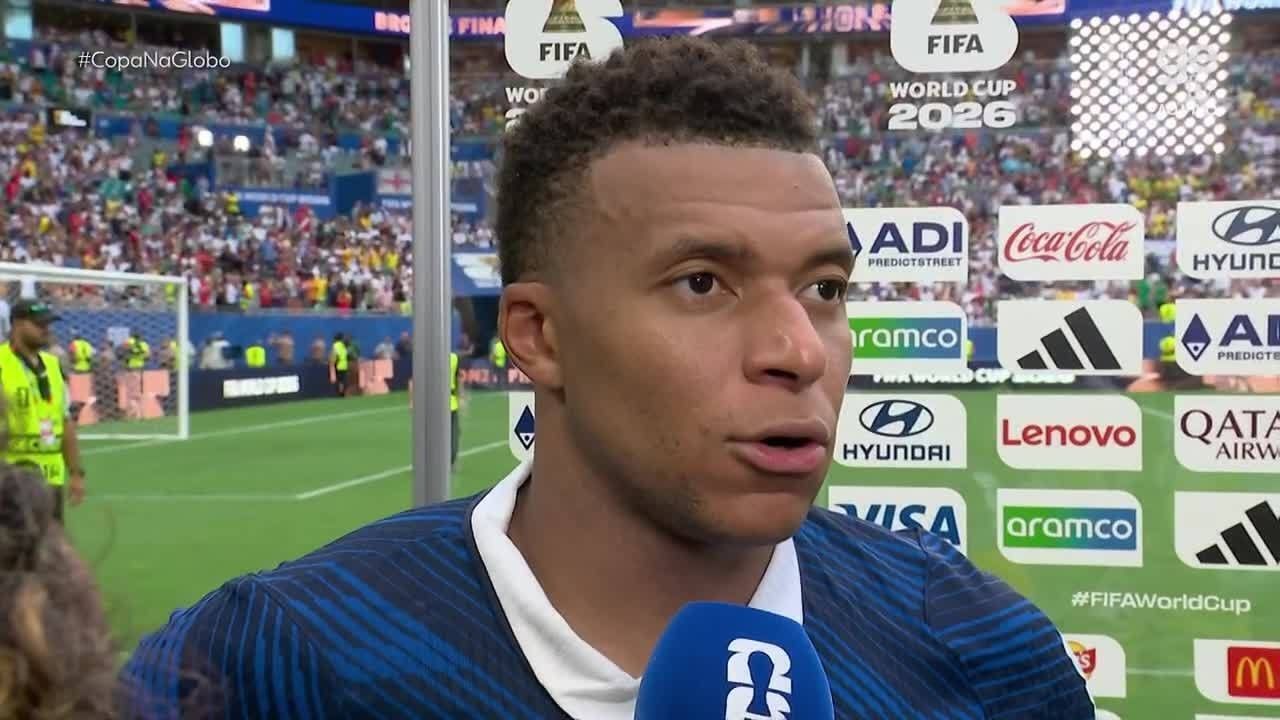 Kylian Mbappé com os pais em 2024