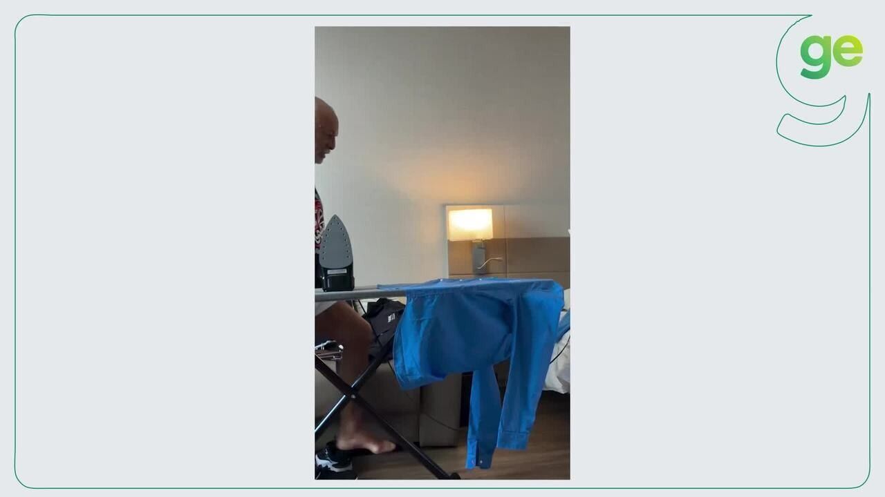 Maestro Júnior preparando uniforme nos bastidores