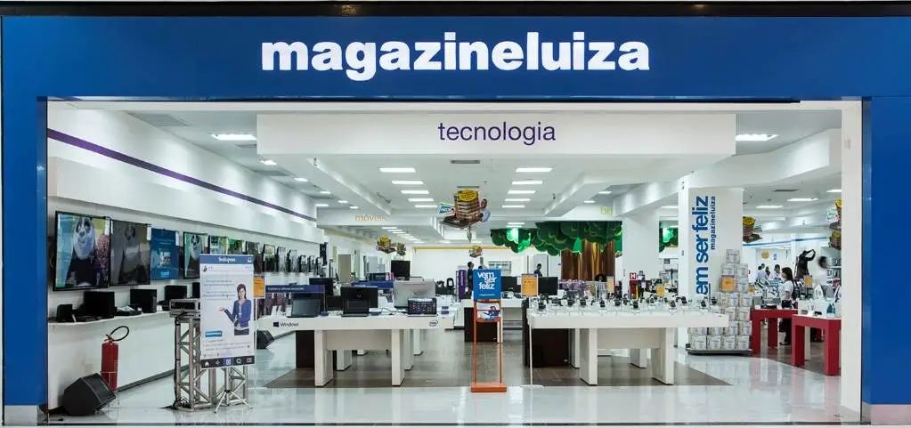 Armazém com caixas de produtos para entrega
