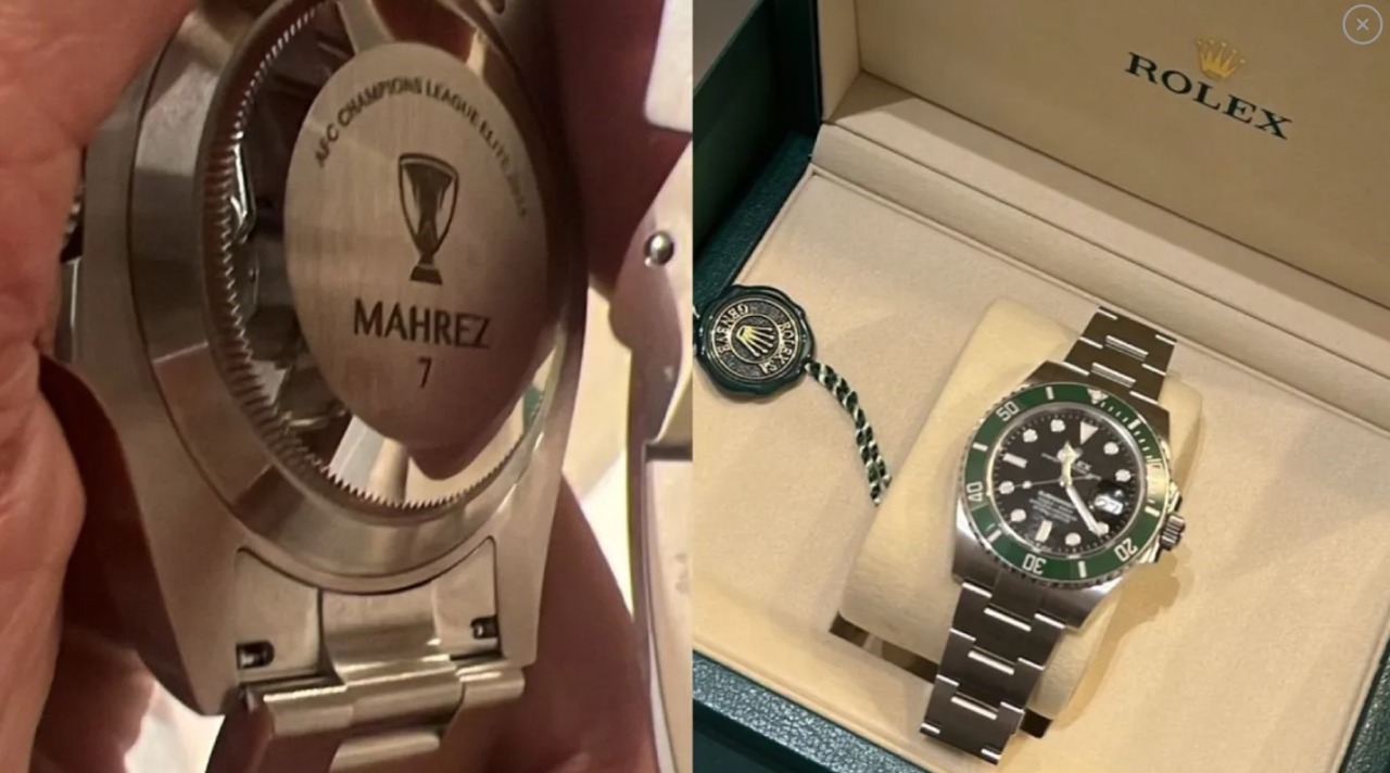 Mahrez com a taça e colegas do Al Ahli em comemoração