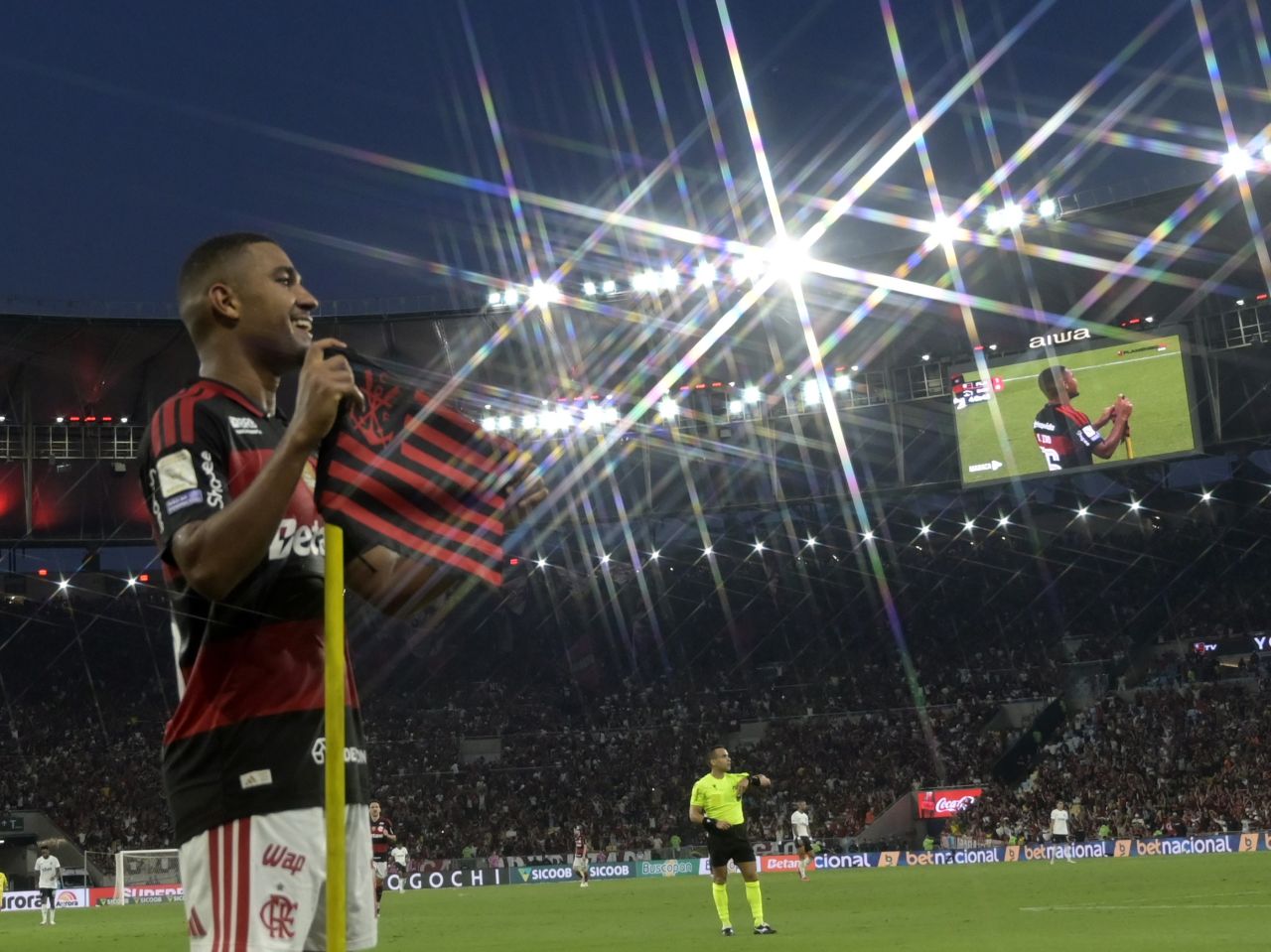 Torcida do Flamengo no Maracanã durante clássico com o Botafogo