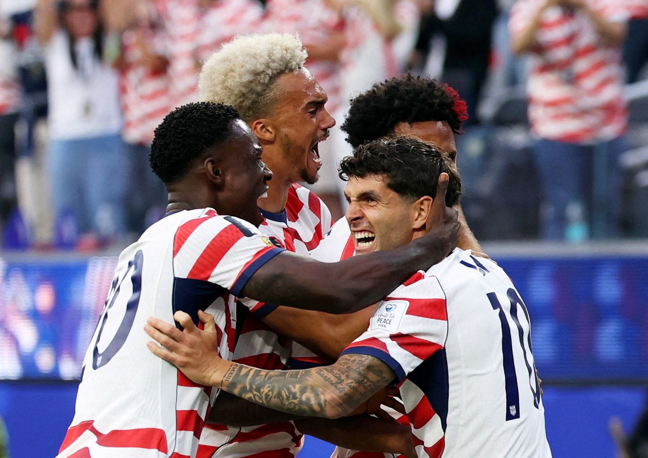 Jogadores dos Estados Unidos comemoram gol contra o Paraguai