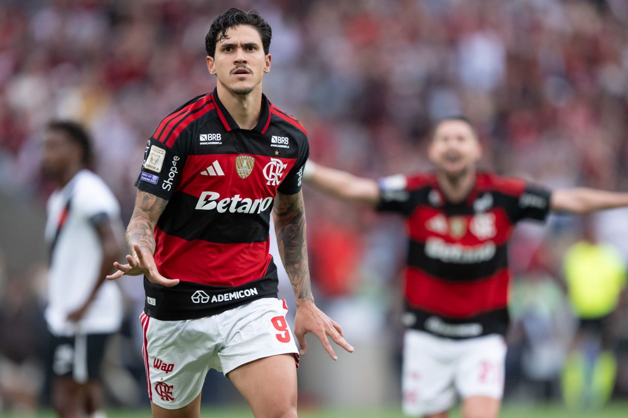Jogador comemorando gol no clássico Ceará x Fortaleza