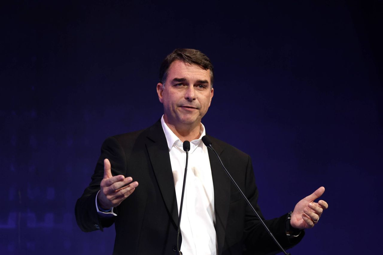 Flávio Bolsonaro discursa em evento nos EUA