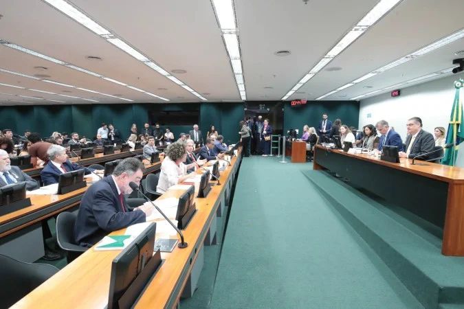 Deputados em sessão da CCJ da Câmara