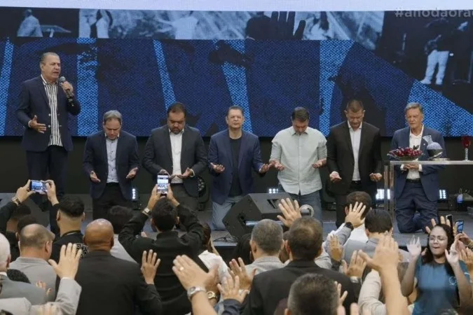 Flávio Bolsonaro e Silas Malafaia em culto na ADVEC