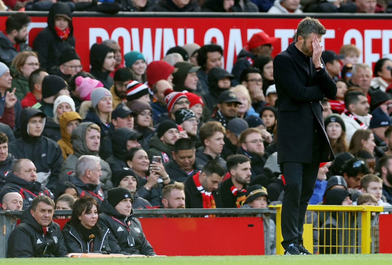 Michael Carrick lamenta durante partida contra o Bournemouth