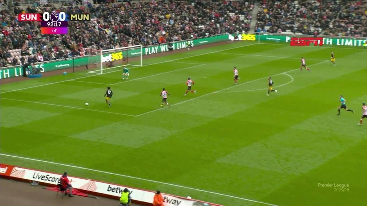 Michael Carrick no banco do Manchester United durante partida