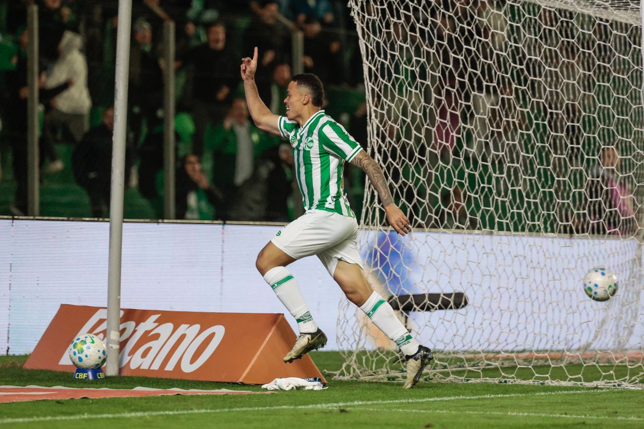 Mandaca comemorando o gol decisivo no Alfredo Jaconi