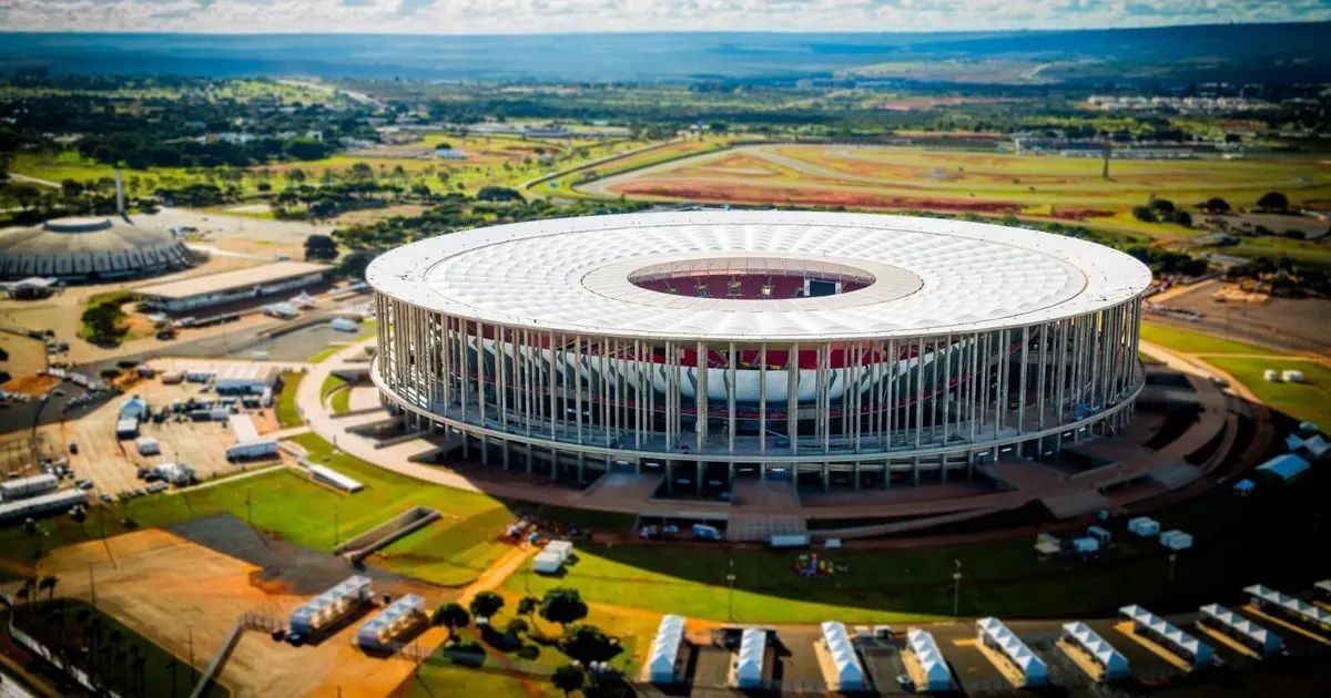 Estádio Mané Garrincha iluminado à noite