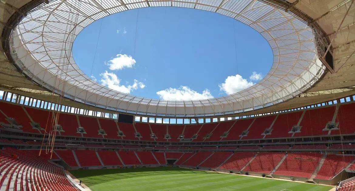 Placa do BRB sendo retirada do Estádio Mané Garrincha