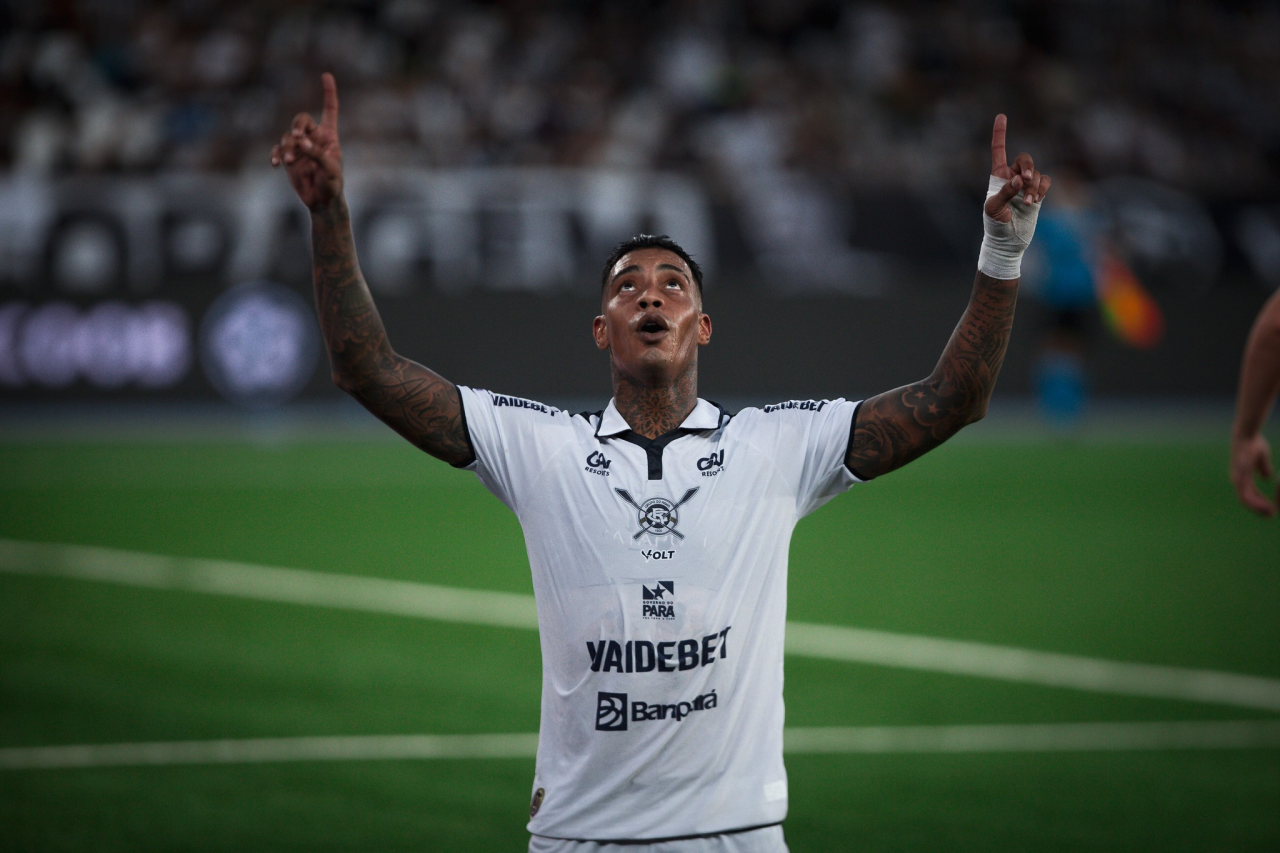 Jogadores do Remo comemoram gol no Nilton Santos
