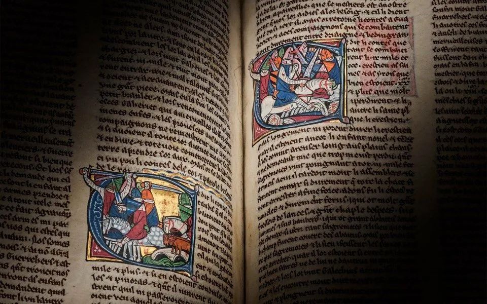 Páginas iluminadas do manuscrito medieval com ilustrações douradas