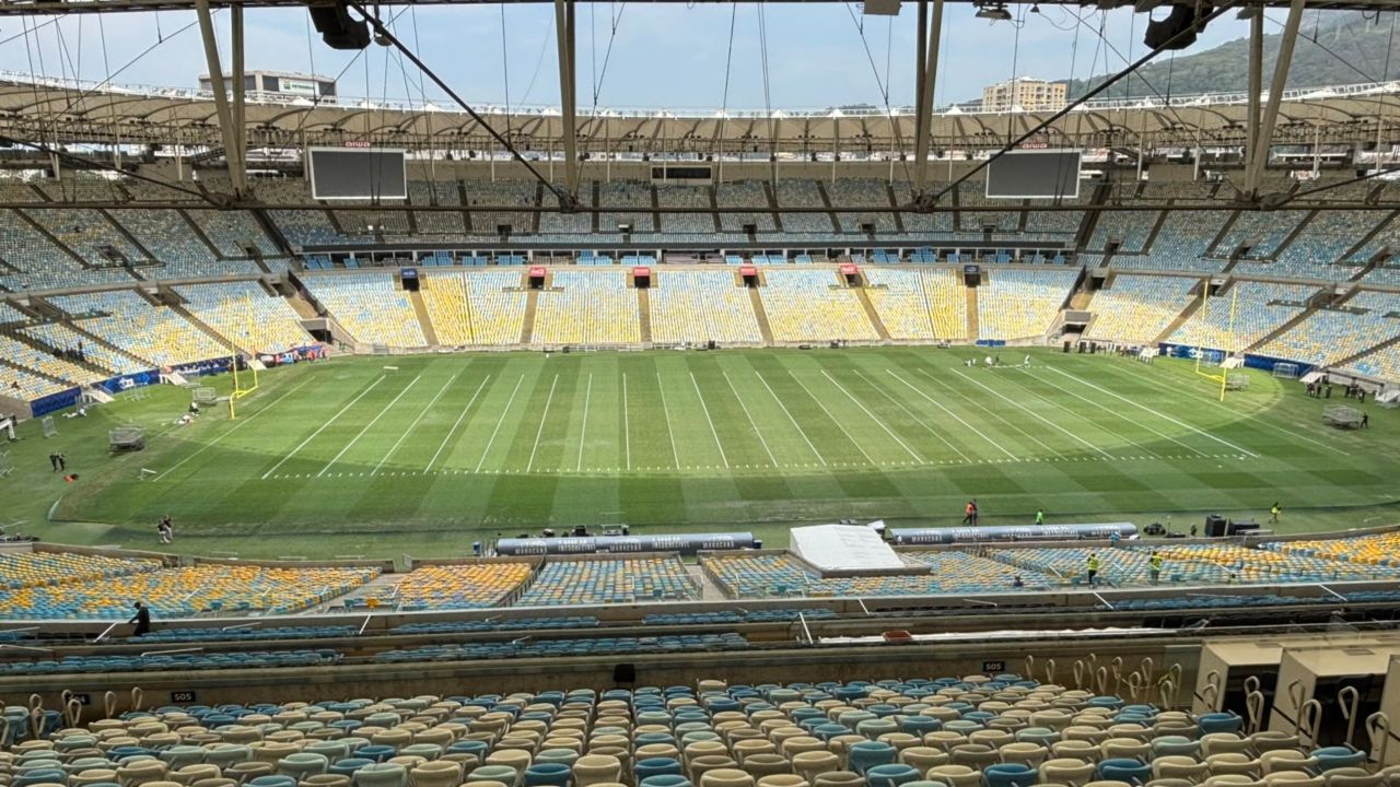 Gramado do Maracanã com marcações de futebol americano e traves instaladas